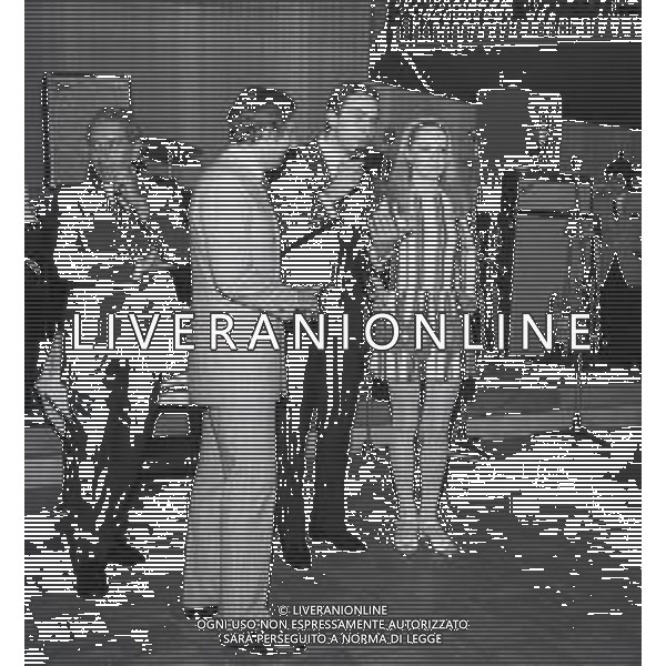 RETROSPETTIVA MIKE BONGIORNO CONDUTTORE TELEVISIVO E RADIOFONICO NELLA FOTO MIKE BONGIORNO CON ANNARITA TORSELLO E DANIELE PIOMBI A SALSOMAGGIORE NELL\'ANNO 1968  AG ALDO LIVERANI SAS