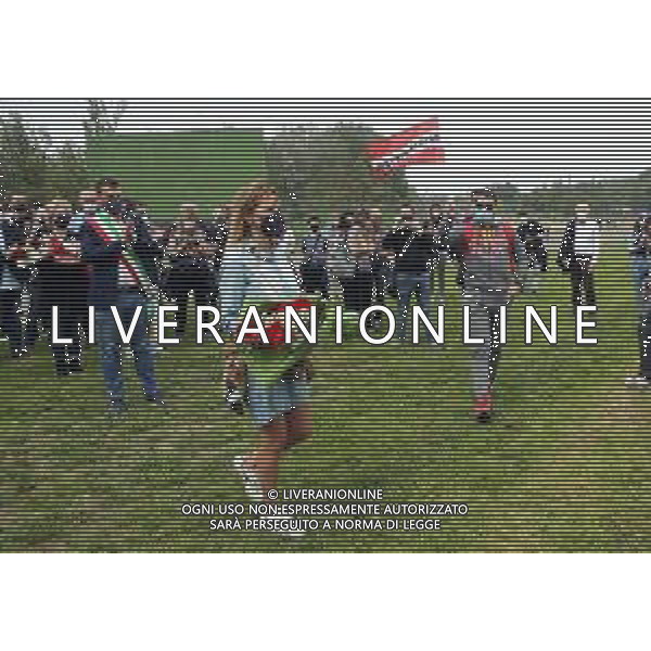 IMOLA 01 05 2021 AUTODROMO ENZO E DINO FERRARI COMMEMORAZIONE A RICORDO DI AYRTON SENNA CHE E\' MORTO IL 01 05 1994 E IN RICORDO DI ROLAND RATZENBERGER DECEDUTO IL GIORNO PRIMA ALLA CURVA TOSA NELLA FOTO ASSESSORE ELENA PENAZZI DEPONE UN MAZZO DI FIORI NEL PUNTO DELL\'INCIDENTE MORTALE DI ROLAND RATZENBERGER FOTO GIANNI SANNA-AG ALDO LIVERANI SAS