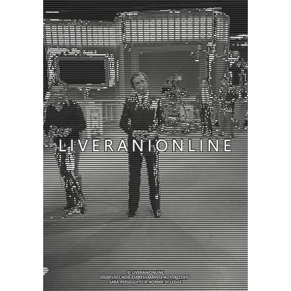 RETROSPETTIVA MIKE BONGIORNO CONDUTTORE TELEVISIVO E RADIOFONICO NELLA FOTO MIKE BONGIORNO NELLA TRASMISSIONE TELEVISIVA “SCOMMETTIAMO“ NELL\'ANNO 1977 AG ALDO LIVERANI SAS 