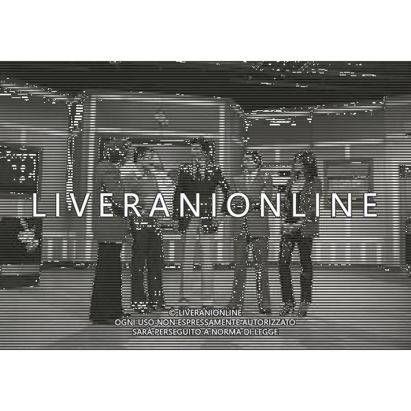 RETROSPETTIVA MIKE BONGIORNO CONDUTTORE TELEVISIVO E RADIOFONICO NELLA FOTO MIKE BONGIORNO NELLA TRASMISSIONE TELEVISIVA “SCOMMETTIAMO“ NELL\'ANNO 1977 AG ALDO LIVERANI SAS 