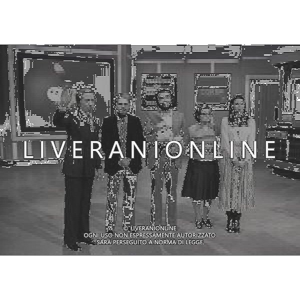 RETROSPETTIVA MIKE BONGIORNO CONDUTTORE TELEVISIVO E RADIOFONICO NELLA FOTO MIKE BONGIORNO NELLA TRASMISSIONE TELEVISIVA “SCOMMETTIAMO“ NELL\'ANNO 1977 AG ALDO LIVERANI SAS 