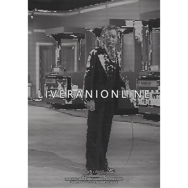 RETROSPETTIVA MIKE BONGIORNO CONDUTTORE TELEVISIVO E RADIOFONICO NELLA FOTO MIKE BONGIORNO NELLA TRASMISSIONE TELEVISIVA “SCOMMETTIAMO“ NELL\'ANNO 1977 AG ALDO LIVERANI SAS 