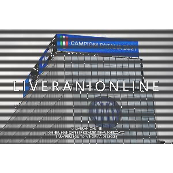 ¬© TVRG tifosi dell\'Inter festeggiano la vittoria dello scudetto del campionato 2020-21 Milano 02-05-2021 - Sede Inter Viale della Liberazione foto Roberto Garavaglia/ag. Aldo Liverani sas/ AGENZIA ALDO LIVERANI SAS