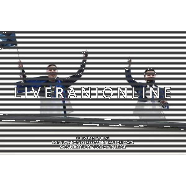 ¬© TVRG tifosi dell\'Inter festeggiano la vittoria dello scudetto del campionato 2020-21 nella foto esultanza del presidente Steven Zhang e Javier Zanetti sul terrazzo Milano 02-05-2021 - Sede Inter Viale della Liberazione foto Roberto Garavaglia/ag. Aldo Liverani sas/ AGENZIA ALDO LIVERANI SAS