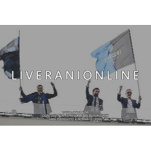 ¬© TVRG tifosi dell\'Inter festeggiano la vittoria dello scudetto del campionato 2020-21 nella foto esultanza del presidente Steven Zhang e Javier Zanetti con Alessandro antonello sul terrazzo Milano 02-05-2021 - Sede Inter Viale della Liberazione foto Roberto Garavaglia/ag. Aldo Liverani sas/ AGENZIA ALDO LIVERANI SAS