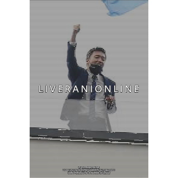 ¬© TVRG tifosi dell\'Inter festeggiano la vittoria dello scudetto del campionato 2020-21 nella foto esultanza del presidente Steven Zhang sul terrazzo Milano 02-05-2021 - Sede Inter Viale della Liberazione foto Roberto Garavaglia/ag. Aldo Liverani sas/ AGENZIA ALDO LIVERANI SAS