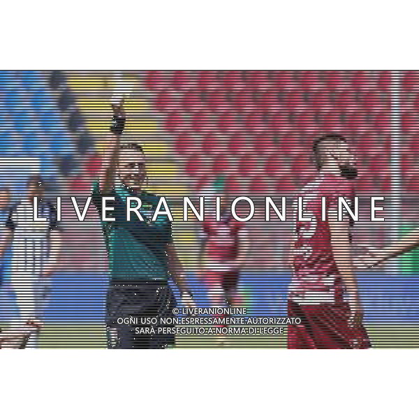 REGGINA - ASCOLI CAMPIONATO CALCIO SERIE B 04.05.2021 NELLA FOTO L\'ARBITRO ROSARIO ABISSO ESTRAE IL CARTELLINO GIALLO PER L\'AMMONIZIONE DI NICOLO\' BIANCHI ©PASQUALE GAREFFA / AGENZIA ALDO LIVERANI SAS