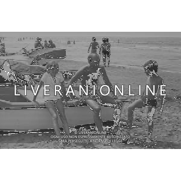 RETROSPETTIVA GIOVANNI INVERNIZZI ALLENATORE nella foto IN SPIAGGIA AL MARE CON I FIGLI NEL 1974 ©Archivio Giovanni Liverani / AGENZIA ALDO LIVERANI SAS