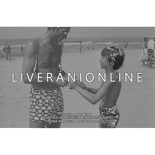 RETROSPETTIVA GIOVANNI INVERNIZZI ALLENATORE nella foto IN SPIAGGIA AL MARE CON I FIGLI NEL 1974 ©Archivio Giovanni Liverani / AGENZIA ALDO LIVERANI SAS