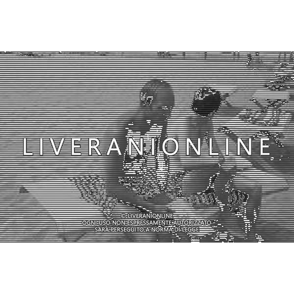 RETROSPETTIVA GIOVANNI INVERNIZZI ALLENATORE nella foto IN SPIAGGIA AL MARE CON I FIGLI NEL 1974 ©Archivio Giovanni Liverani / AGENZIA ALDO LIVERANI SAS