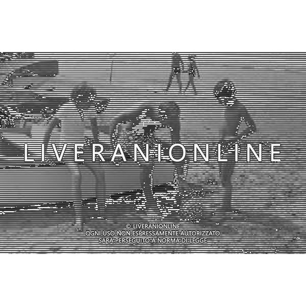 RETROSPETTIVA GIOVANNI INVERNIZZI ALLENATORE nella foto IN SPIAGGIA AL MARE CON I FIGLI NEL 1974 ©Archivio Giovanni Liverani / AGENZIA ALDO LIVERANI SAS