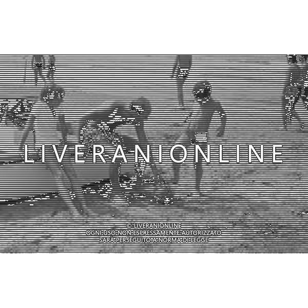 RETROSPETTIVA GIOVANNI INVERNIZZI ALLENATORE nella foto IN SPIAGGIA AL MARE CON I FIGLI NEL 1974 ©Archivio Giovanni Liverani / AGENZIA ALDO LIVERANI SAS
