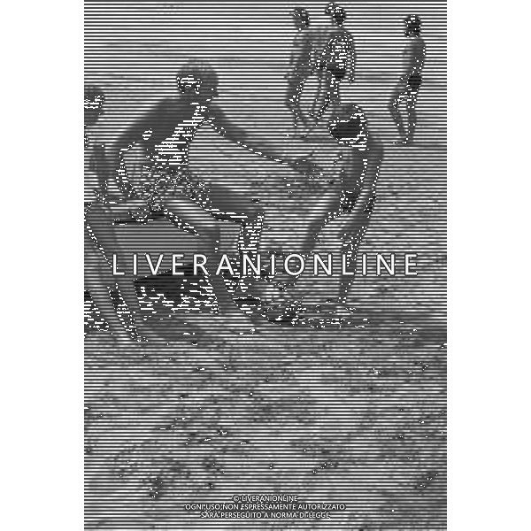RETROSPETTIVA GIOVANNI INVERNIZZI ALLENATORE nella foto IN SPIAGGIA AL MARE CON I FIGLI NEL 1974 ©Archivio Giovanni Liverani / AGENZIA ALDO LIVERANI SAS