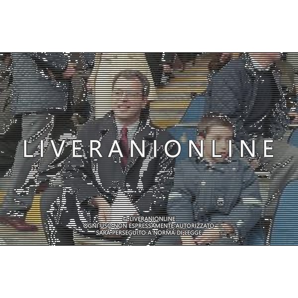 ENRICO MENTANA GIORNALISTA NELLA FOTO CON IL FIGLIO IN TRIBUNA ALLO STADIO DURANTE INTER LECCE A MILANO IL 15 FEBBRAIO 1998 ©Archivio Giovanni Liverani / AGENZIA ALDO LIVERANI SAS
