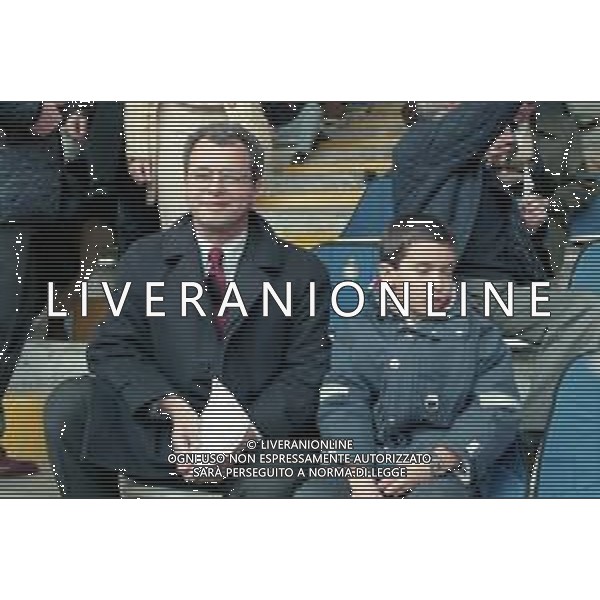 ENRICO MENTANA GIORNALISTA NELLA FOTO CON IL FIGLIO IN TRIBUNA ALLO STADIO DURANTE INTER LECCE A MILANO IL 15 FEBBRAIO 1998 ©Archivio Giovanni Liverani / AGENZIA ALDO LIVERANI SAS