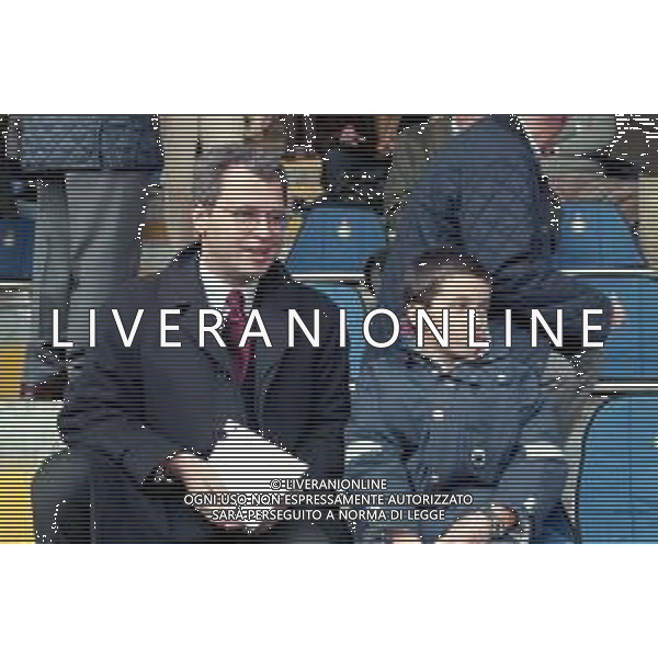 ENRICO MENTANA GIORNALISTA NELLA FOTO CON IL FIGLIO IN TRIBUNA ALLO STADIO DURANTE INTER LECCE A MILANO IL 15 FEBBRAIO 1998 ©Archivio Giovanni Liverani / AGENZIA ALDO LIVERANI SAS