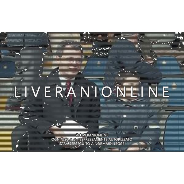 ENRICO MENTANA GIORNALISTA NELLA FOTO CON IL FIGLIO IN TRIBUNA ALLO STADIO DURANTE INTER LECCE A MILANO IL 15 FEBBRAIO 1998 ©Archivio Giovanni Liverani / AGENZIA ALDO LIVERANI SAS