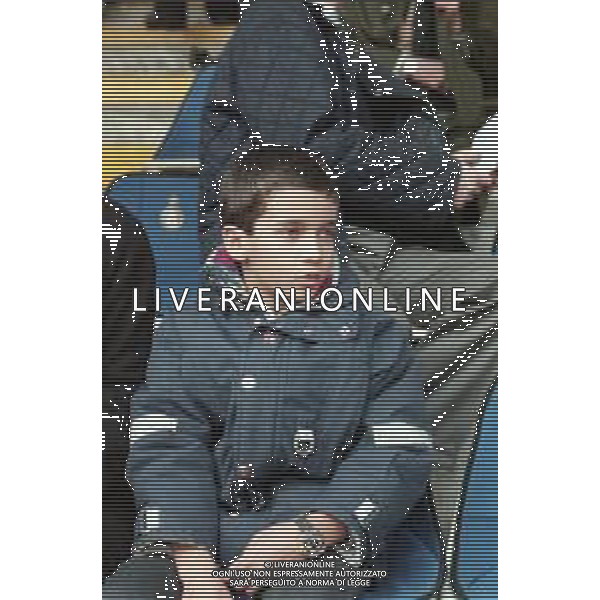 ENRICO MENTANA GIORNALISTA NELLA FOTO CON IL FIGLIO IN TRIBUNA ALLO STADIO DURANTE INTER LECCE A MILANO IL 15 FEBBRAIO 1998 ©Archivio Giovanni Liverani / AGENZIA ALDO LIVERANI SAS