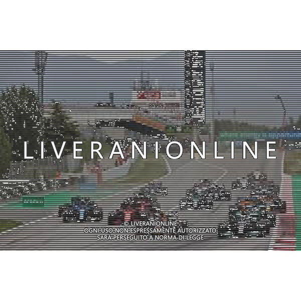 (L to R): Max Verstappen (NLD) Red Bull Racing RB16B passes Lewis Hamilton (GBR) Mercedes AMG F1 W12 at the start of the race. 09.05.2021. Formula 1 World Championship, Rd 4, Spanish Grand Prix, Barcelona, Spain, Race Day. - www.xpbimages.com, EMail: requests@xpbimages.com © Copyright: Batchelor / XPB Images / AGENZIA ALDO LIVERANI SAS - ITALY ONLY EDITORIAL USE ONLY