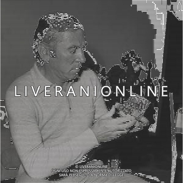 RETROSPETTIVA GIOVANNI BATTISTA FABBRI ALLENATORE VICENZA CALCIO NELLA FOTO GIOVANNI BATTISTA FABBRI ALLENATORE VICENZA CALCIO IN FAMIGLIA NELL\'ANNO 1979 CON IL PREMIO PANCHINA D\'ORO AG ALDO LIVERANI SAS