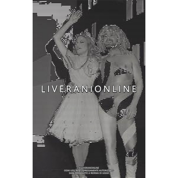 RETROSPETTIVA BEPPE GRILLO COMICO CABARETTISTA NELLA FOTO BEPPE GRILLO CON HEATHER PARISI NELLA TRASMISSIONE TELEVISIVA “ TE LA DO IO L\'AMERICA“NELL\'ANNO 1981 AG ALDO LIVERANI SAS   