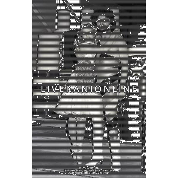 RETROSPETTIVA BEPPE GRILLO COMICO CABARETTISTA NELLA FOTO BEPPE GRILLO CON HEATHER PARISI NELLA TRASMISSIONE TELEVISIVA “ TE LA DO IO L\'AMERICA“NELL\'ANNO 1981 AG ALDO LIVERANI SAS  