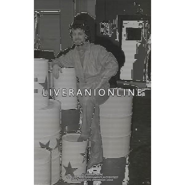 RETROSPETTIVA BEPPE GRILLO COMICO CABARETTISTA NELLA FOTO BEPPE GRILLO NELLA TRASMISSIONE TELEVISIVA “ TE LA DO IO L\'AMERICA“NELL\'ANNO 1981 AG ALDO LIVERANI SAS  