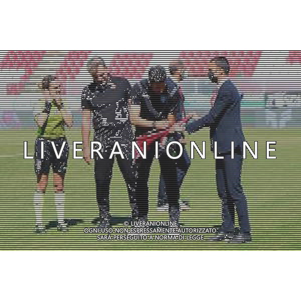 REGGINA - FROSINONE CAMPIONATO CALCIO SERIE BKT 10.05.2021 NELLA FOTO L\'ARBITRO MAROTTA MARIA (PRIMA DONNA AD ARBITRARE UN PARTITA DI SERIE B) RICEVE LA MAGLIA AUTOGRAFATA DAI DUE ALLENATORI MARCO BARONI E FABIO GROSSO ©PASQUALE GAREFFA / AGENZIA ALDO LIVERANI SAS