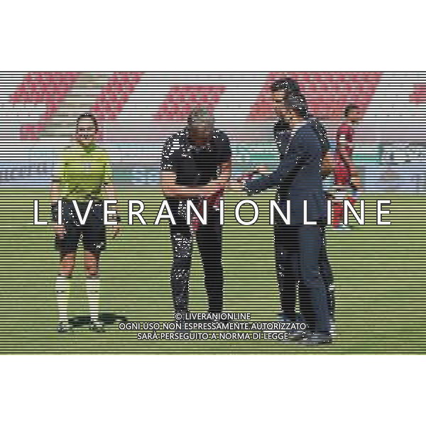 REGGINA - FROSINONE CAMPIONATO CALCIO SERIE BKT 10.05.2021 NELLA FOTO L\'ARBITRO MAROTTA MARIA (PRIMA DONNA AD ARBITRARE UN PARTITA DI SERIE B) RICEVE LA MAGLIA AUTOGRAFATA DAI DUE ALLENATORI MARCO BARONI E FABIO GROSSO ©PASQUALE GAREFFA / AGENZIA ALDO LIVERANI SAS