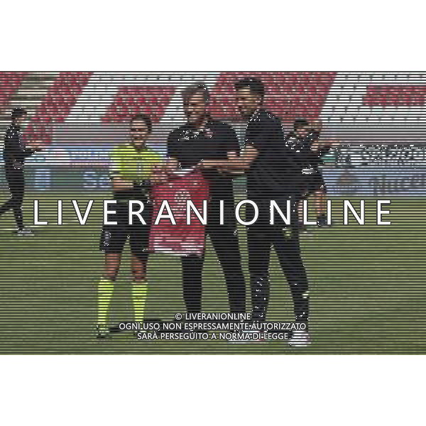 REGGINA - FROSINONE CAMPIONATO CALCIO SERIE BKT 10.05.2021 NELLA FOTO L\'ARBITRO MAROTTA MARIA (PRIMA DONNA AD ARBITRARE UN PARTITA DI SERIE B) RICEVE LA MAGLIA AUTOGRAFATA DAI DUE ALLENATORI MARCO BARONI E FABIO GROSSO ©PASQUALE GAREFFA / AGENZIA ALDO LIVERANI SAS