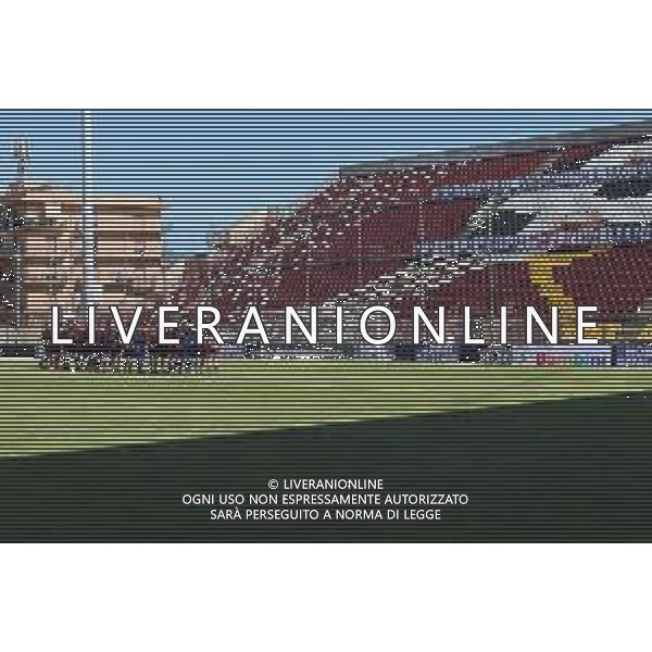 REGGINA - FROSINONE CAMPIONATO CALCIO SERIE BKT 10.05.2021 NELLA FOTO I GIOCATORI DELLA REGGINA STOO LA CURVA COME RINGRAZIAMENTO ALLO STRISCIONE DEI TIFOSI DELLA REGGINA SUGLI SPALTI VUOTI ©PASQUALE GAREFFA / AGENZIA ALDO LIVERANI SAS