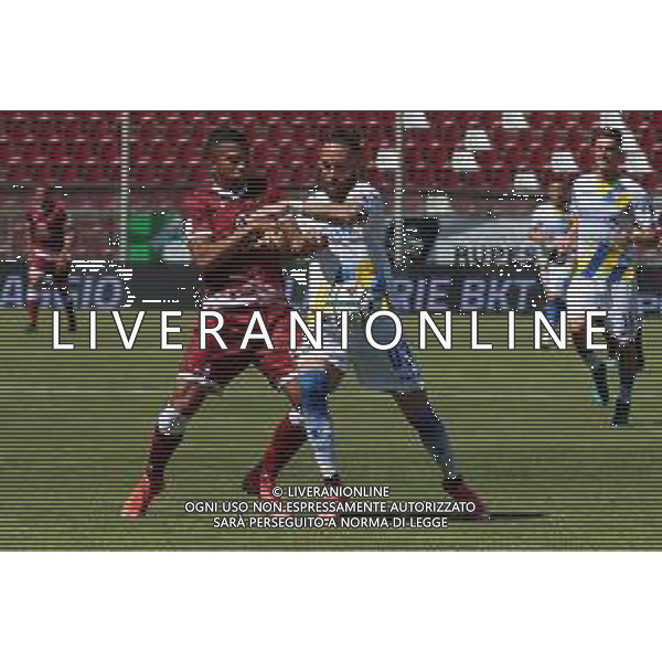 REGGINA - FROSINONE CAMPIONATO CALCIO SERIE BKT 10.05.2021 NELLA FOTO FRANCESCO ZAMPANO (FROSINONE) E RIGOBERTO RIVAS (REGGINA) ©PASQUALE GAREFFA / AGENZIA ALDO LIVERANI SAS