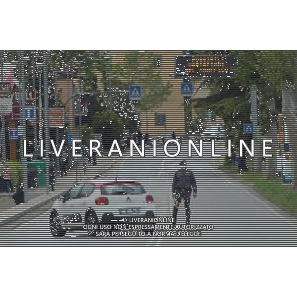 IMOLA 12 05 2021 PASSAGGIO DEL GIRO D\'ITALIA A IMOLA NELLA FOTO GUARDIA DI FINANZA CONTROLLA CHE NESSUNO PASSI LUNGO IL TRAGITO FOTO GIANNI SANNA-AG ALDO LIVERANI SAS