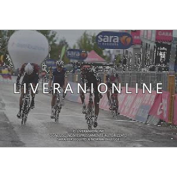 13-05-2021 Giro D\'italia; Tappa 06 Grotte Di Frasassi - San Giacomo Monti Della Laga; 2021, Ineos Grenadiers; 2021, Israel Start Up Nation; 2021, Deceuninck - Quick Step; Bernal Gomez, Arley; Martin, Daniel; San Giacomo Monti Della Laga; ©SIROTTI /AGENZIA ALDO LIVERANI SAS
