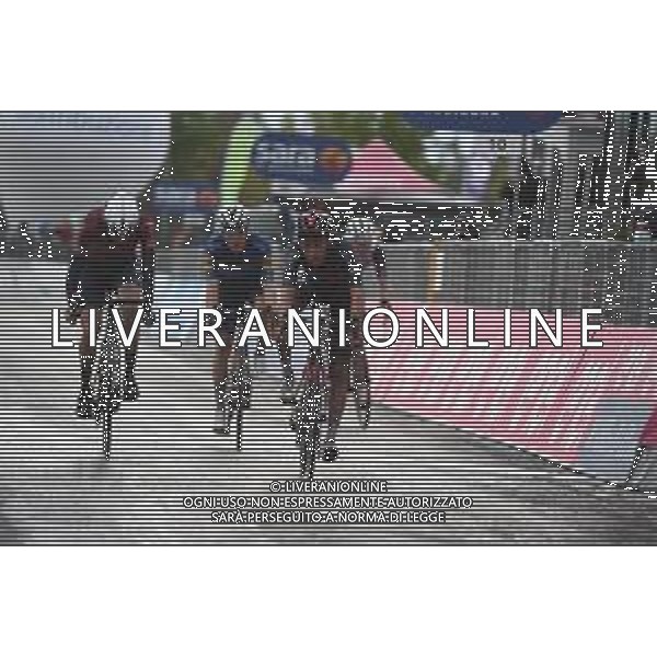 13-05-2021 Giro D\'italia; Tappa 06 Grotte Di Frasassi - San Giacomo Monti Della Laga; 2021, Ineos Grenadiers; 2021, Israel Start Up Nation; 2021, Deceuninck - Quick Step; Bernal Gomez, Arley; Martin, Daniel; San Giacomo Monti Della Laga; ©SIROTTI /AGENZIA ALDO LIVERANI SAS