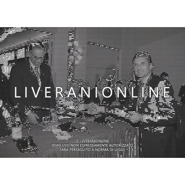 16-12-1997 MILANO FESTA NATALIZIA LEGA CALCIO NELLA FOTO FRANCO CARRARO-LUCIANO NIZZOLA PREMIANO L\'INTER CON GIACINTO FACCHETTI AG ALDO LIVERANI SAS