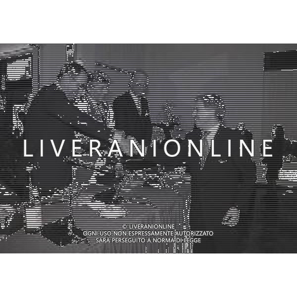 16-12-1997 MILANO FESTA NATALIZIA LEGA CALCIO NELLA FOTO FRANCO CARRARO-LUCIANO NIZZOLA PREMIANO L\'ARBITRO FABIO BALDAS AG ALDO LIVERANI SAS