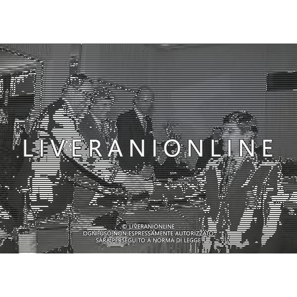 16-12-1997 MILANO FESTA NATALIZIA LEGA CALCIO NELLA FOTO FRANCO CARRARO-LUCIANO NIZZOLA PREMIANO L\'ARBITRO ALFREDO TRENTALANGE AG ALDO LIVERANI SAS