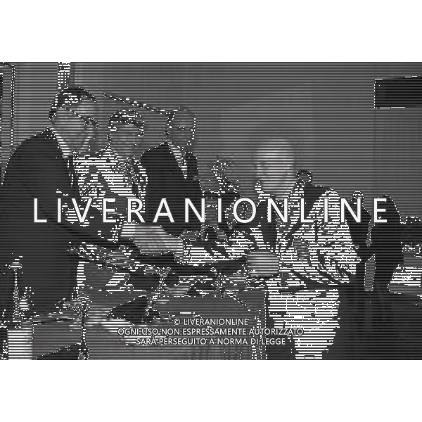 16-12-1997 MILANO FESTA NATALIZIA LEGA CALCIO NELLA FOTO FRANCO CARRARO-LUCIANO NIZZOLA MARIO PESCANTE PREMIANO L\'ARBITRO PIERLUIGI COLLINA AG ALDO LIVERANI SAS