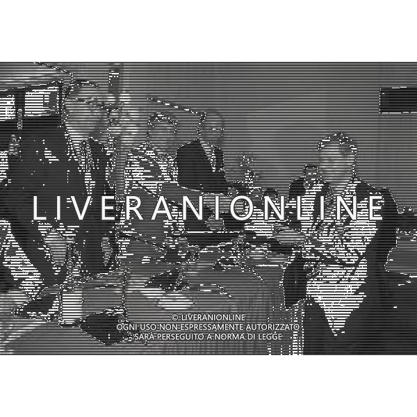 16-12-1997 MILANO FESTA NATALIZIA LEGA CALCIO NELLA FOTO FRANCO CARRARO-LUCIANO NIZZOLA E MARIO PESCANTE PREMIANO L\'ARBITRO PIERLUIGI PAIRETTO AG ALDO LIVERANI SAS