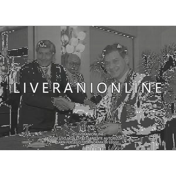 19-12-1996 MILANO HOTEL PPRINCIPE E SAVOIA FESTA NATALIZIA LEGA CALCIO NELLA FOTO LUCIANO NIZZOLA PREMIA L\'ARBITRO PIERLUIGI PAIRETTO AG ALDO LIVERANI SAS