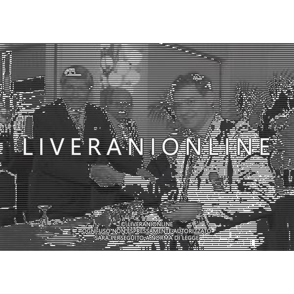 19-12-1996 MILANO HOTEL PPRINCIPE E SAVOIA FESTA NATALIZIA LEGA CALCIO NELLA FOTO LUCIANO NIZZOLA PREMIA L\'ARBITRO PIERLUIGI PAIRETTO AG ALDO LIVERANI SAS