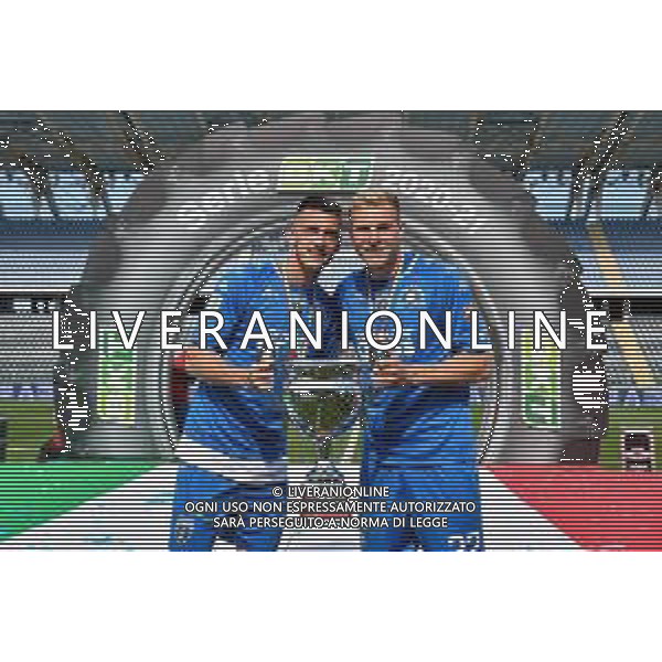 Guglielmii/LMedia - Empoli FC vs US Lecce - Campionato di Calcio Serie BKT 2020/2021 10 maggio 2021 - Stadio Carlo Castellani, Empoli, Italia Nella foto: Aleksa Terzic (Empoli) e Szymon Zurkowski (Empoli) con la coppa @Guglielmii/LMedia/AGENZIA ALDO LIVERANI SAS
