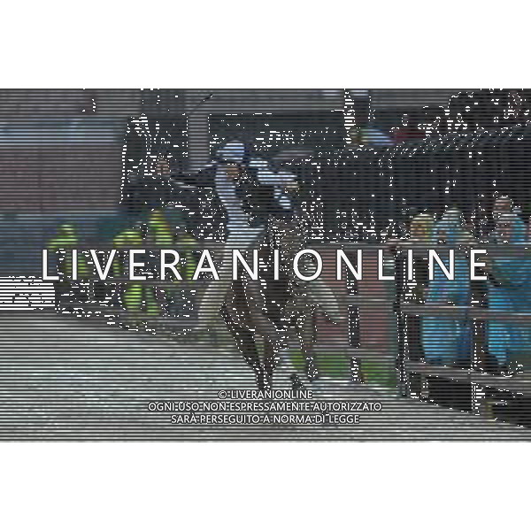 © TVRG Il fantino Andrea Mari vincitore di 6 edizioni del Palio di Siena e di 1 edizione del Palio di Legnano nella foto Andrea Mari vince il Palio di Legnano del 2016 con i colori della contrada San Martino foto Roberto Garavaglia/agenzia Aldo Liverani