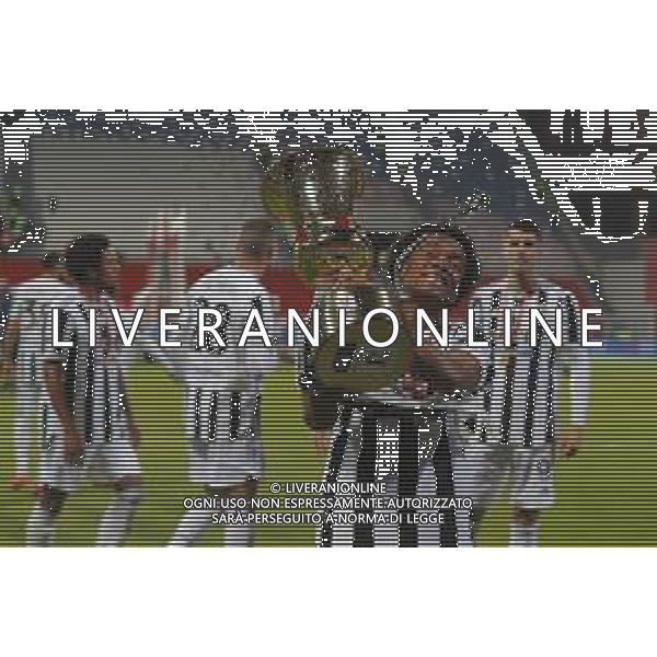 Atalanta - Juventus Finale di Coppa Italia TIMVISION CUP 2021 del 19/05/2021 nella foto: festeggiamenti juventus per la vittoria della timvision cup 2021 Cuadrado Juan (Juventus f.c.) ©Claudio Zamagni/Agenzia Aldo Liverani during TIMVISION CUP final match between ATALANTA and JUVENTUS at Mapei Stadium in Reggio-Emilia on May 19 2021 photo credit by Claudio Zamagni/Aldo Liverani Photo Agency/AGENZIA ALDO LIVERANI SAS