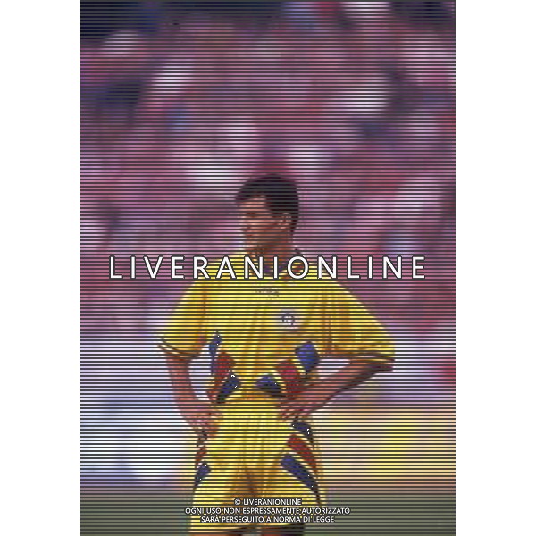 RETROSPETTIVA JON OVIDIU SABAU CALCIATORE NELLA FOTO JON OVIDIU SABAU CON LA MAGLIA DELLA NAZIONALE ROMANIA CALCIO AG ALDO LIVERANI SAS 