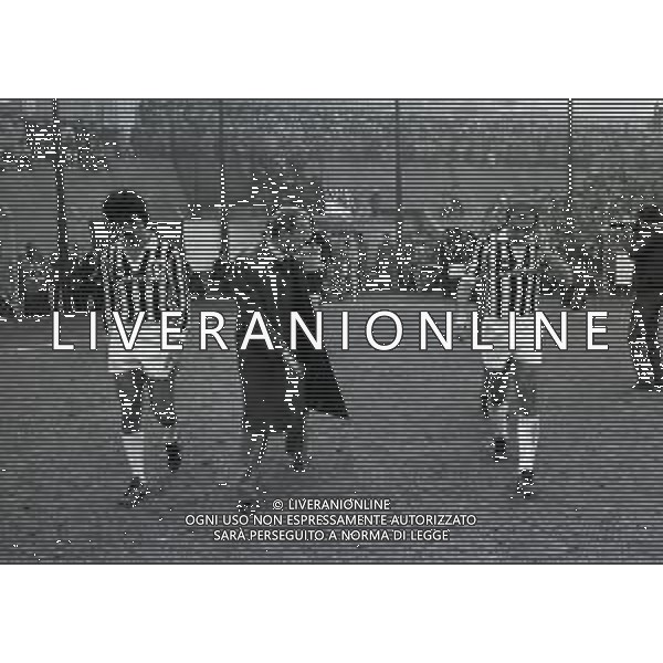 RETROSPETTIVA PIETRO PAOLO VIRDIS CALCIATORE NELLA FOTO PIETRO PAOLO VIRDIS CON LA MAGLIA DELLA JUVENTUS NELL\'ANNO 1981-1982 CON GIOVANNI TRAPATTONI E PIETRO FANNA AG ALDO LIVERANI SAS 