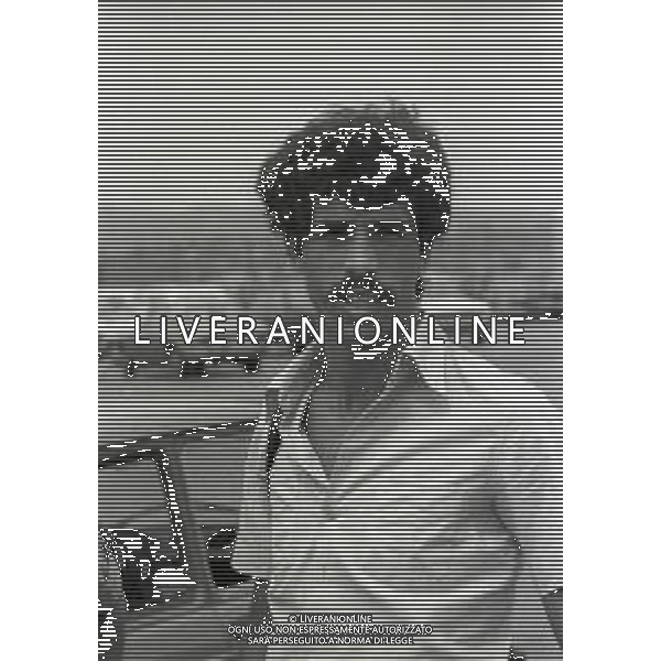 RETROSPETTIVA PIETRO PAOLO VIRDIS CALCIATORE NELLA FOTO PIETRO PAOLO VIRDIS ALL\'AEROPORTO DI CAGLIARI PARTE PER TORINO ACQUISTATO DALLA JUVENTUS NELL\'ANNO 1977  AG ALDO LIVERANI SAS