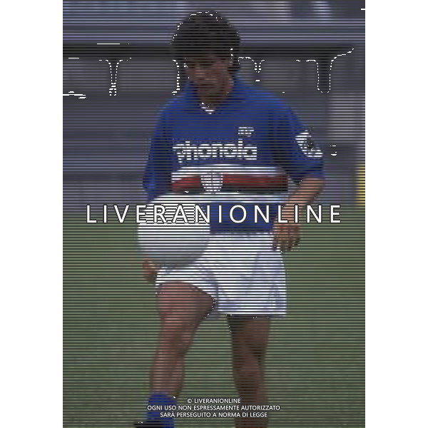 RETROSPETTIVA FAUSTO SALSANO CALCIATORE NELLA FOTO FAUSTO SALSANO CON LA MAGLIA DELLA SAMPDORIA  AG ALDO LIVERANI SAS 