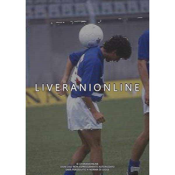 RETROSPETTIVA FAUSTO SALSANO CALCIATORE NELLA FOTO FAUSTO SALSANO CON LA MAGLIA DELLA SAMPDORIA  AG ALDO LIVERANI SAS 
